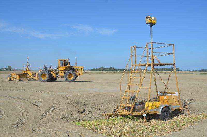 There is no guesswork involved – all the scrapers are laser guided using a software programme developed by Lieuwe’s son Eelke.