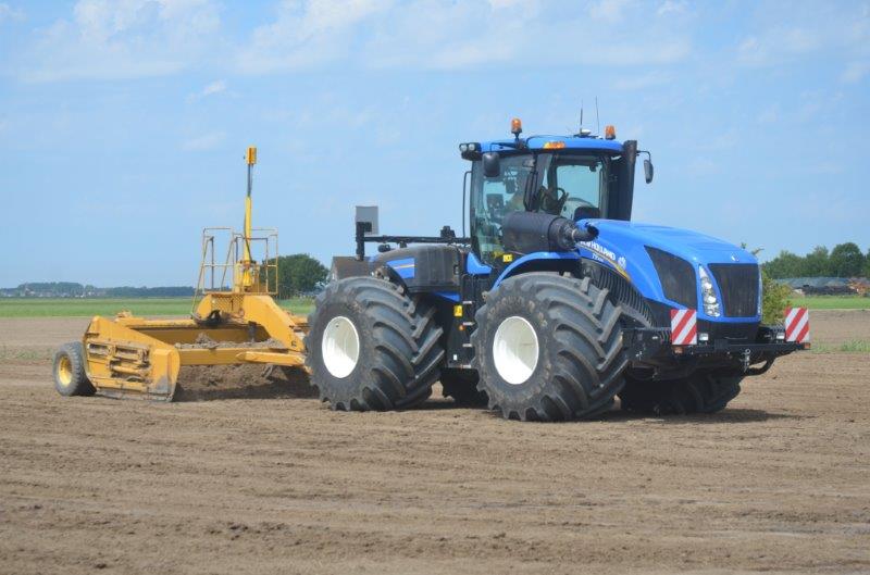 Shod with 1.25m-wide tyres, the 560hp New Holland T9.560 pulls the second of the two Reynolds scrapers.